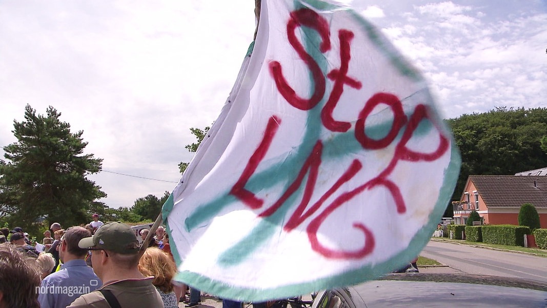 Stop LNG, steht auf einem Banner.