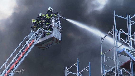 Einsatzkräfte der Feuerwehr löschen einen Brand. © Screenshot 