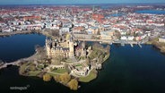 Das Schloss in Schwerin ist umringt von Wasser. © Screenshot 