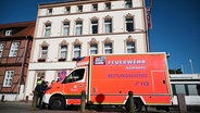 Einsatzkräfte stehen vor dem Hotel in Harburg. © TVNewsKontor 