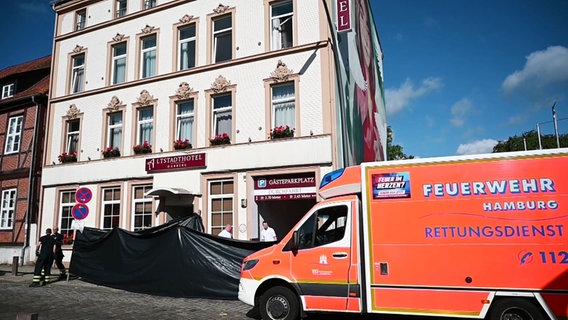 Der Unfallort vor dem Hotel wurde mit schwarzer Plane abgehängt. © TVNewsKontor 