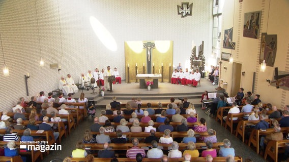 Blick in den Innenraum der Heilig-Geist-Kirche in Großhansdorf. Der letzte Gottesdienst für diese Kirche ist im vollen Gange, die Sitzbänke gefüllt. © Screenshot 