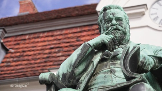 Eine Statue des norddeutschen Dichters Fritz Reuter steht vor seinem Geburtshaus. © Screenshot 