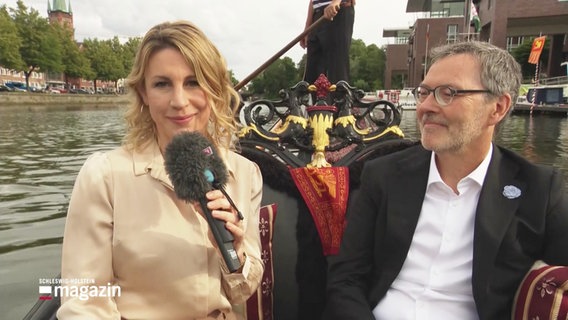Eva Diederich mit Festivalintendant Christian Kuhnt in einem Gondel-Boot. © Screenshot 