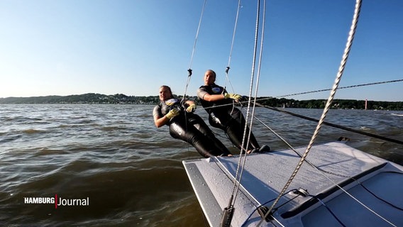 Hanna und Marla hängen in den Seilen, um ihr Segelboot zu steuern. © Screenshot 