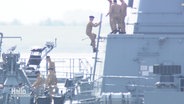 Marinesoldaten auf der Fregatte "Hamburg" kurz nach der Abfahrt. © Screenshot 