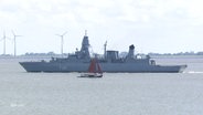 Die Fregatte "Hamburg", vor ihr ein kleines Segelschiff. © Screenshot 