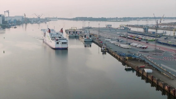 Eine Fähre verlässt den Rostocker Überseehafen in Richtung Ostsee. © Screenshot 