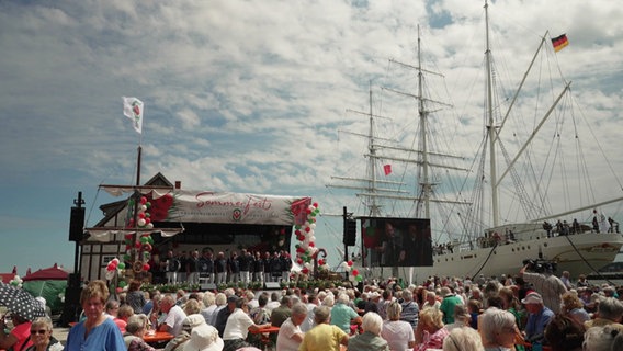 Feier zum 20. Sommerfest der Volkssolidarität Nordost im Stralsunder Hafen © Screenshot 