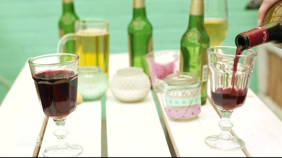 Alkoholische Getränke auf einem Tisch. © Screenshot 