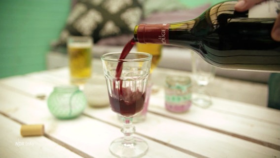 Wein wird in ein Glas eingeschenkt. © Screenshot 