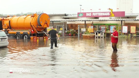 Ein überschwemmter Parkplatz. © Screenshot 
