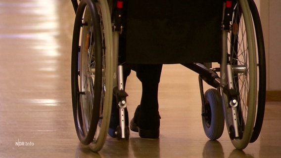 Ein Rollstuhl in einem Pflegeheim. © Screenshot 