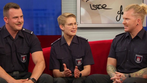 Drei Feuerwehrleute auf dem Roten Sofa. © Screenshot 