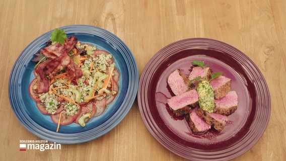 Gegrilltes Entrecôte mit Tomaten-Graupen-Salat und Salsa auf Tellern angerichtet. © Screenshot 