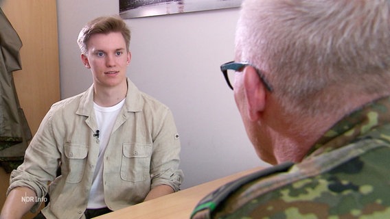 Ein junger Mann bei einem Beratungsgespräch bei der Bundeswehr. © Screenshot 