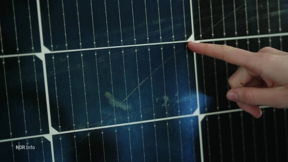 Ein Finger zeigt auf ein Solarpanel. © Screenshot 