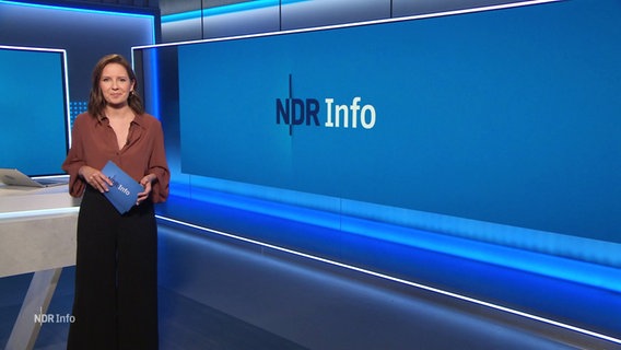 Moderatorin Romy Hiller im Studio von NDR Info. © Screenshot 