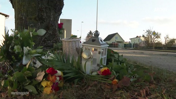 Kerzen und Blumen erinnern an den Unfallort. © Screenshot 