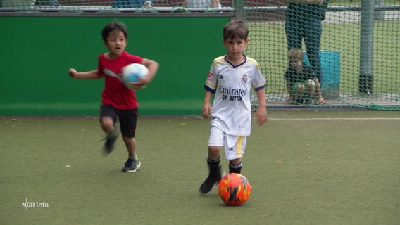 Zwei kleine Jungs beim Fußballtraining. © Screenshot 