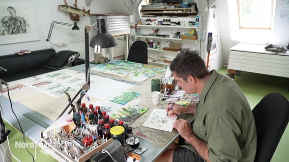 Malte Brekenfeld zeichnet in seinem Atelier. © Screenshot 