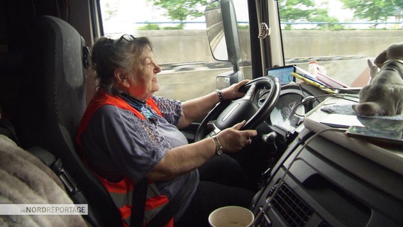 Die 75-Jährige Lkw-Fahrerin Roswitha Hellmuth-Gamberger sitzt im Führerhaus am Steuer. © Screenshot 