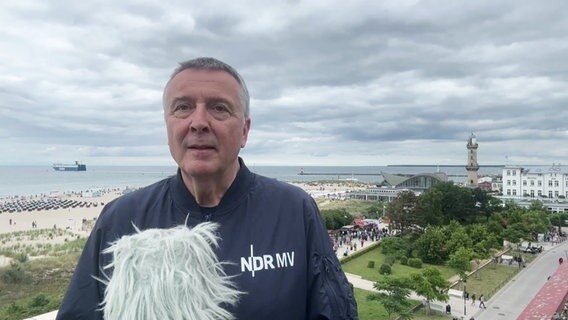 Uwe Ulbrich moderiert das Wetter aus Warnemünde. © Screenshot 