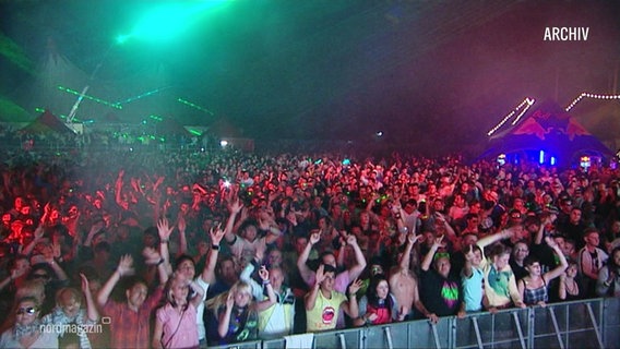 Archiv-Aufnahme zeigt eine feiernde Menschenmenge beim Airbeat Festival im Jahr 2010. © Screenshot 