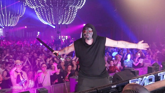 DJ "Karma" bei seinem Auftritt. © Screenshot 