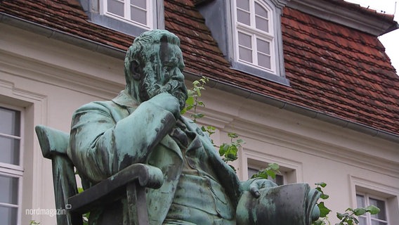 Ein Fritz-Reuter Denkmal in Stavenhagen. © Screenshot 