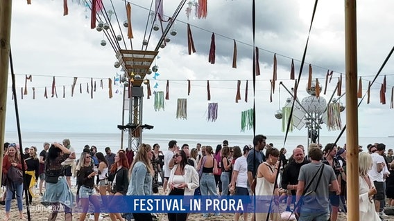 Festivalpublikum am geschmückten Strand von Prora © Screenshot 