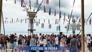 Festivalpublikum am geschmückten Strand von Prora © Screenshot 