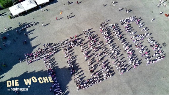 Luftbild: Menschen haben sich zum Schriftzug "Toni 8"formiert. © Screenshot 