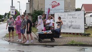 Festivalbesucher ziehen mit einem Bollerwagen zum Einkauf durch Neustadt-Glewe. © Screenshot 