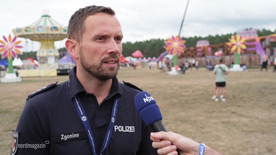 Polizeisprecher Felix Zgonine beim Interview auf dem Festivalgelände © Screenshot 