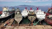 Halb verschrottete und neue Kreuzfahrtschiffe liegen nebeneinander im Hafen © Screenshot 