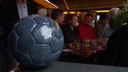 Ein grauer Fußball in einem englischen Pub in Hannover © Screenshot 