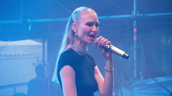 Glasperlenspiel-Sängerin Carolin Niemczyk © Screenshot 