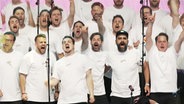 Sänger des Männerchors Hamburger Goldkehlchen singen aus voller Kehle © Screenshot 
