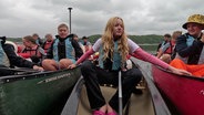 Schülerinnen und Schüler in Kanus unterwegs in Mecklenburg © Screenshot 