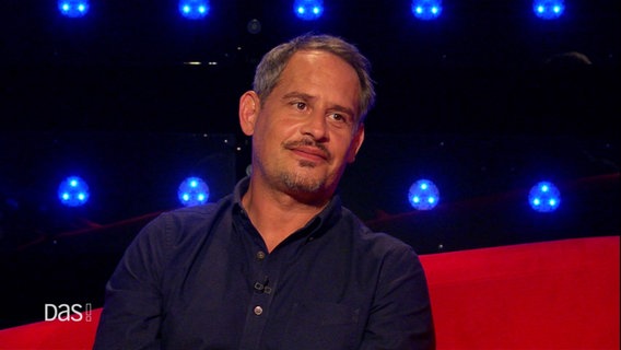 Schauspieler Moritz Bleibtreu auf dem Roten Sofa bei DAS! © Screenshot 