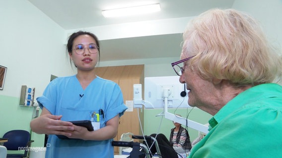Pflegerin Thi Kim Dung Ngyuen spricht mit einer Patientin. © Screenshot 