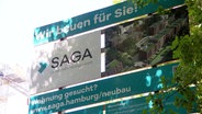 Ein Firmen-Schild der SAGA Unternehmensgruppe. © Screenshot 