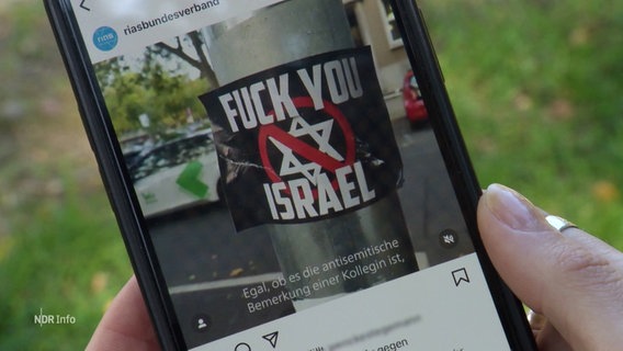 Ein Handy-Foto zeigt einen antisemitischen Aufkleber. © Screenshot 