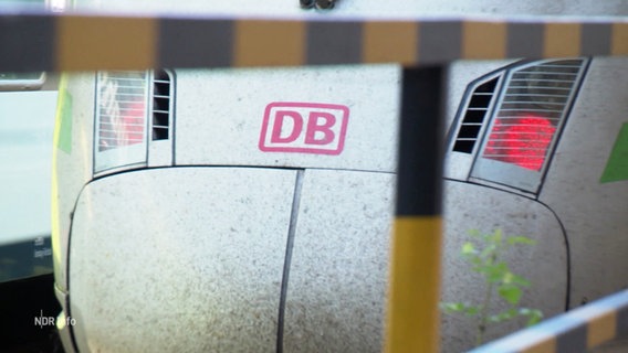 Ein Fernzug der Deutschen Bahn fährt in den Bahnhof Altona ein. © Screenshot 