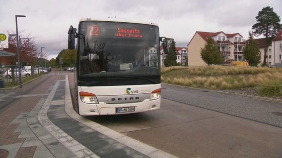 Ein Bus der Verkehrsgesellschaft Vorpommern-Rügen steht an einer Haltestelle auf Rügen. © Screenshot 