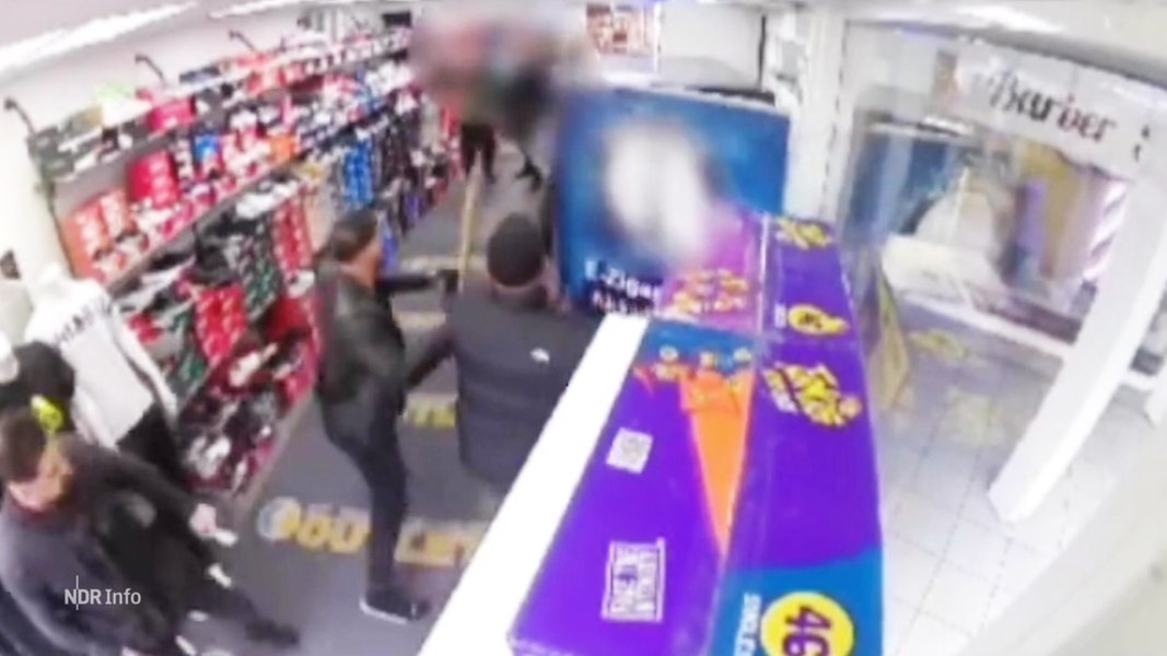 Sich prügelnde Personen auf dem Bild einer Überwachungskamera in einem Kiosk.
