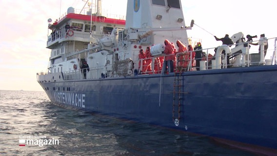 Menschen auf einem Schiff der Küstenwache. © Screenshot 