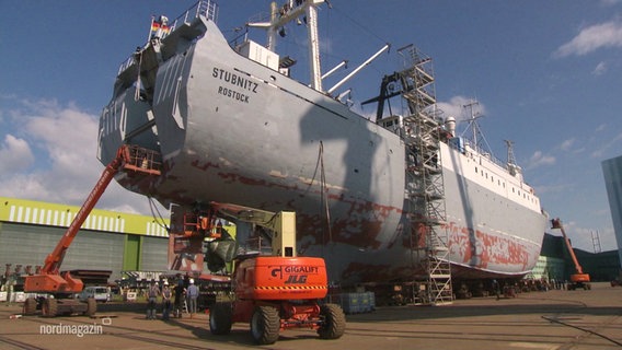 Die MS Stubnitz in der Werft in Stralsund. © Screenshot 