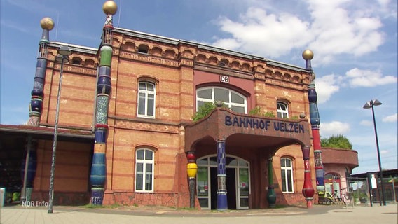 Blick auf das Gebäude vom Hunterwasser-Bahnhof in Uelzen. © Screenshot 